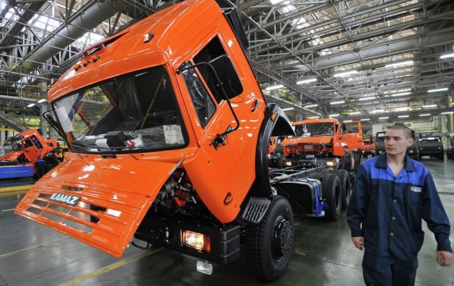 Russia's economy burst at the seams amid sanctions and low oil prices