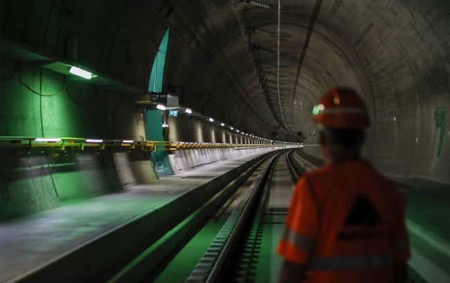 German ICE train stalls in tunnel, trapping 400 passengers for six hours