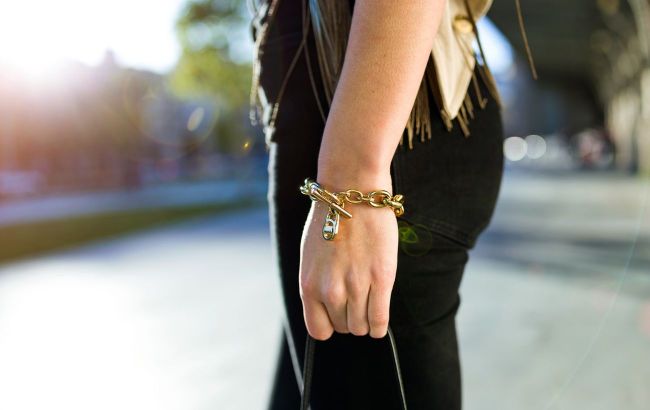 How to wear bracelet to attract happiness and wealth into your life