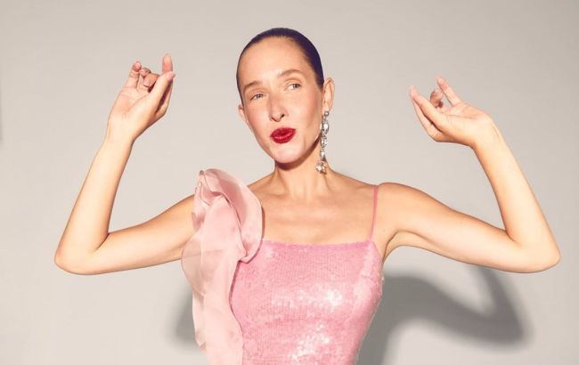 Elegant pink dress with ruffles: Flawless outfit for New Year 2026