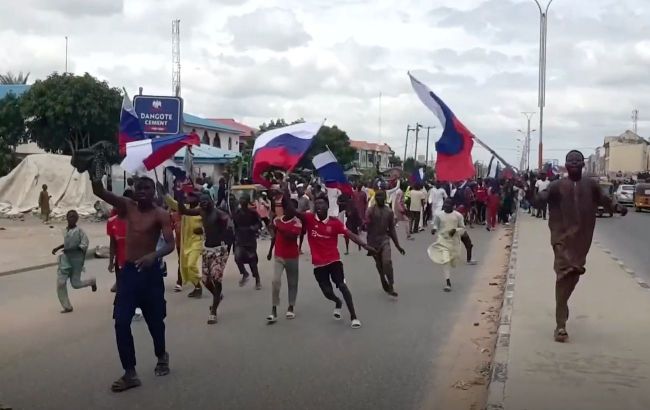 Nigeria detains tailors who made Russian flags for anti-government protests