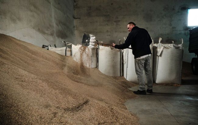 Poland disposing of Ukrainian grain spilled at the border