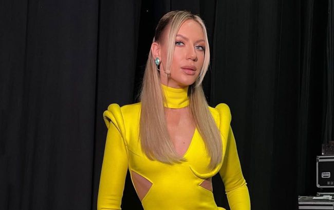 Cozy and stylish: Ukrainian TV host showcases must-try fur stole look