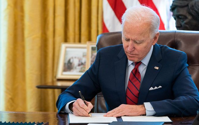 Biden signs temporary budget bill without aid to Ukraine