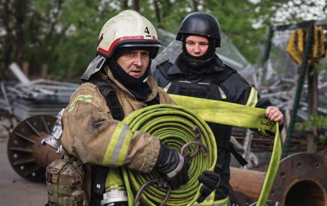Russian strike destroys house in Kherson, civilian killed