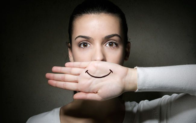 Scientists weigh in on whether a fake smile can boost mood
