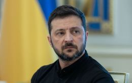 Zelenskyy urges the world to crush Russia's economy now to end war by 2025