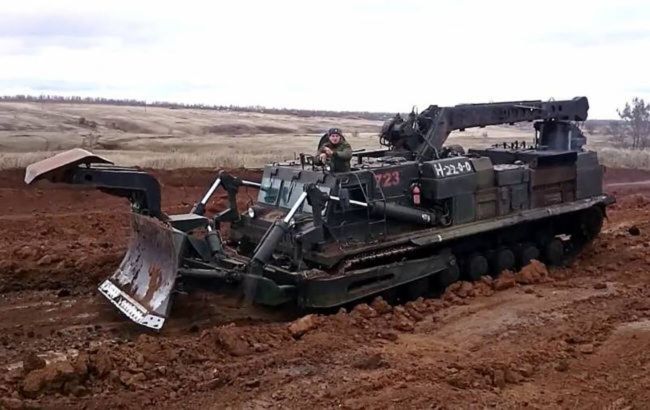 Ukrainian army destroys Russian BAT-2 bulldozer for the first time