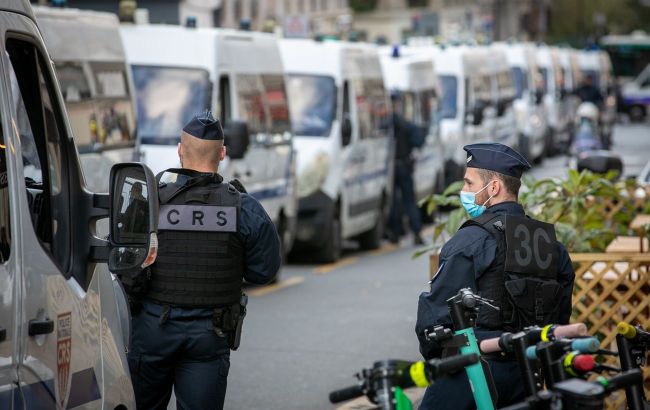 Man attacked pedestrians with knife in Paris: Casualties reported