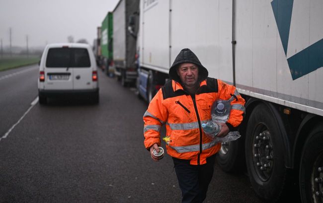 Poland blocks 3 border crossings with Ukraine: Over 3400 trucks stuck