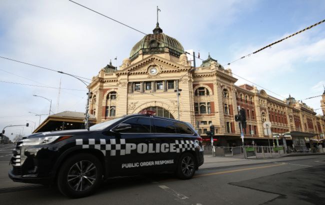 Car rams gates of Russian Consulate General in Sydney, police officer injured