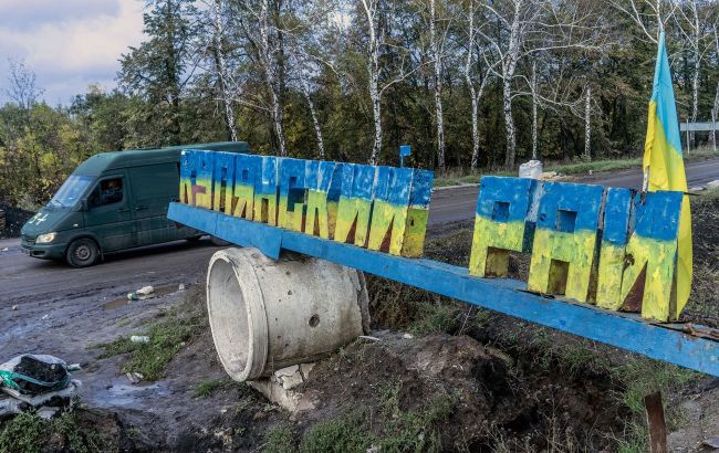Russian aviation bombs Ukraine's Kupiansk: Destruction and casualties reported