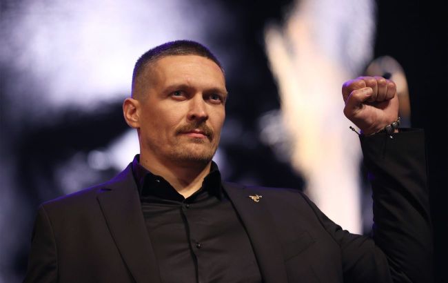 Usyk delivers Fighter of the Year award to Crawford at The Ring Awards