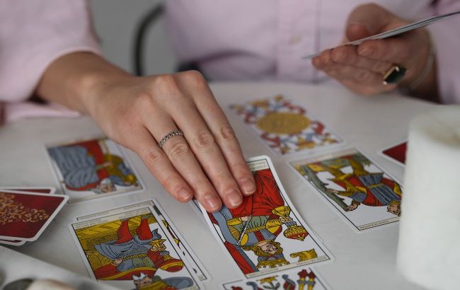Tarot cards name zodiac signs that will attract love, money, and opportunities