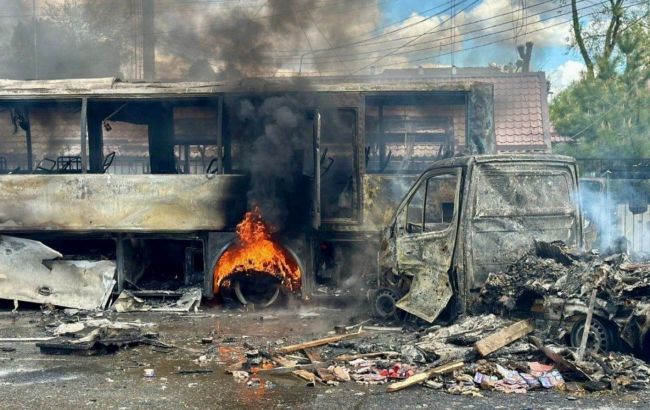 Russia strikes Ukraine's Dnipro: Major fire broke out, casualties reported