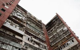 Morning strike in Dnipro: Russian attack hits 14-story building, fires and injuries reported