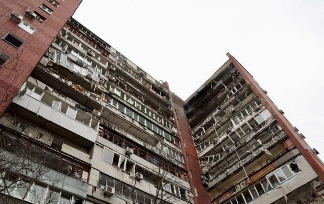 Morning strike in Dnipro: Russian attack hits 14-story building, fires and injuries reported