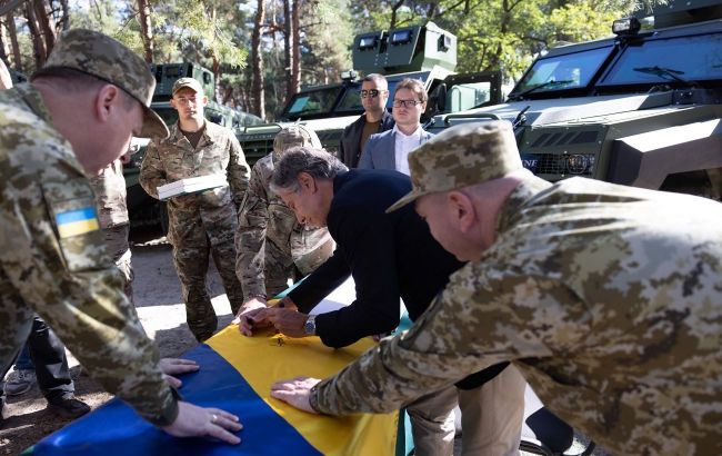 U.S. to provide Ukraine with nearly 200 armored vehicles