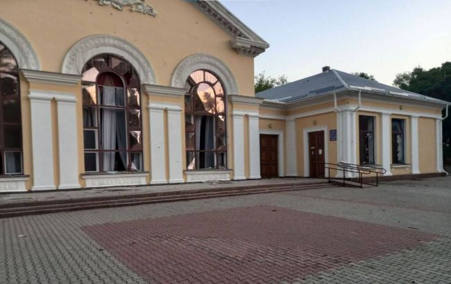 Russian forces strike Kirovohrad region overnight: Fire breaks out and philharmonia damaged