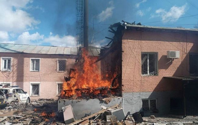 Russia targets police station in Pryluky, one injured in drone strike