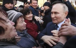 Russia floods regions with cheap gasoline ahead of Putin&rsquo;s visits