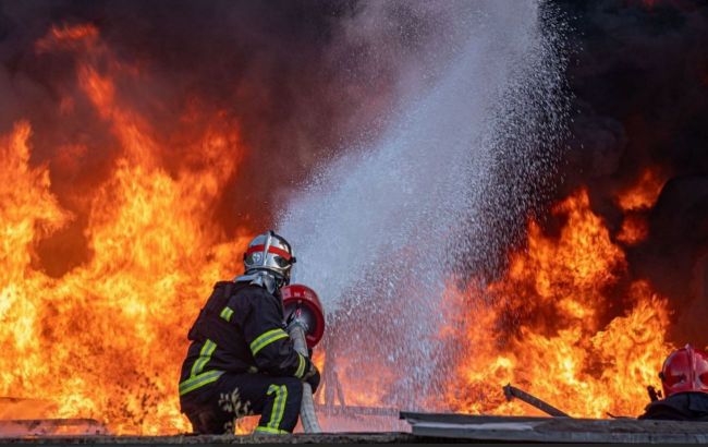 Repeated strikes target rescuers battling blaze after Russian attack