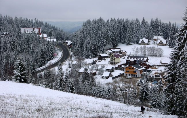 Ukrainian Carpathians continue to be snowed in, visibility up to 30 m