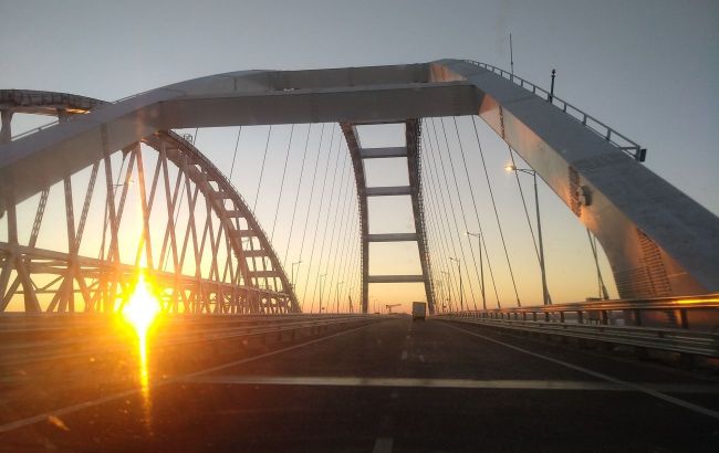 Air alarm and closed traffic on Crimean Bridge
