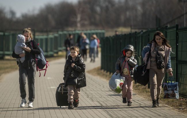 How long can Ukrainians stay abroad without losing IDP payments: explanation