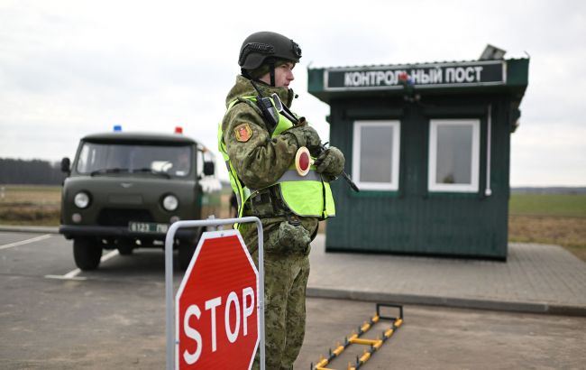 Just a mere demostration - Ukrainian border guards on fortifications in Belarus