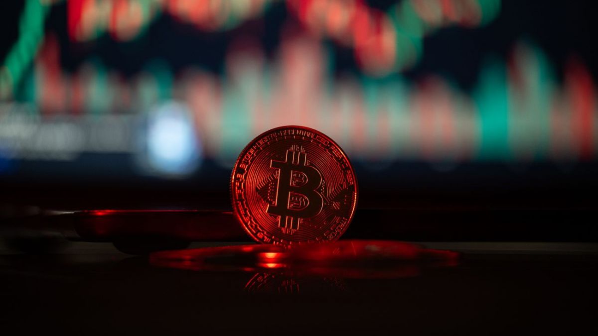 Bitcoin tumbles past $100K amid crypto market downturn | RBC-Ukraine