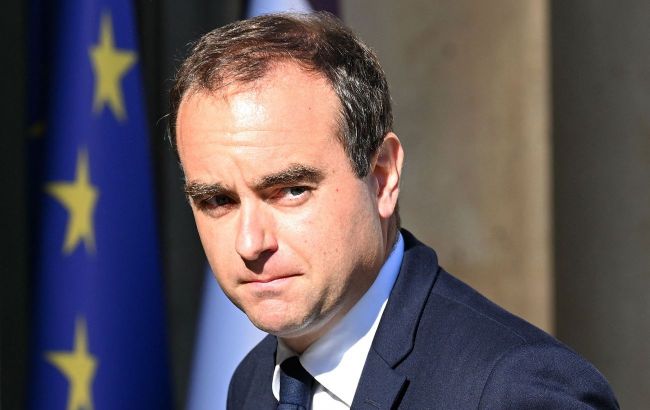 France faces political turmoil as PM scrambles to save budget and restore stability