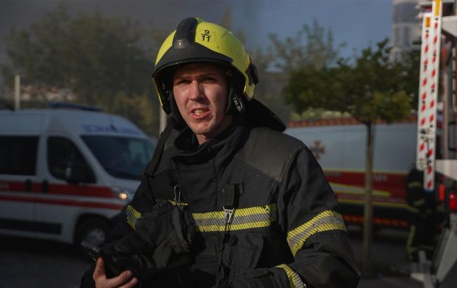 Russia strikes Kyiv: Warehouses ablaze, more people injured