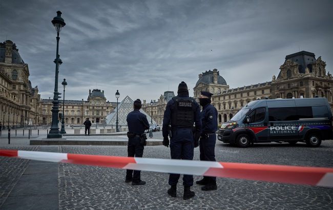 Louvre theft investigation takes new turn, 3 suspects released