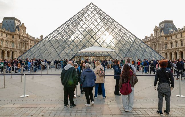 Louvre thieves caught at Paris stadium ahead of football match