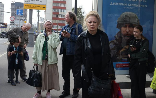Russians dip into savings as new sign of crisis emerges in Russia