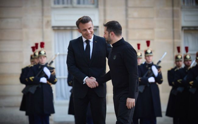 Macron promises Zelenskyy to ramp up pressure on Russia