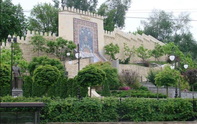 Russia damages Azerbaijani Embassy and Aliyev Square in Kyiv: Aftermath revealed 