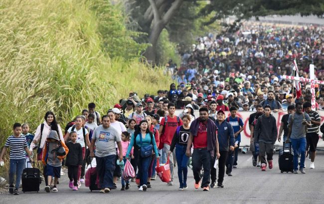 Thousands of southern Mexican migrants march toward U.S. border