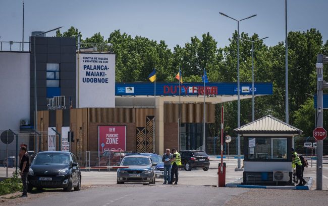 Russia strikes passenger bus at Ukraine-Moldova border