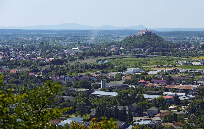 Mukachevo recovers from Russian missile attack, authorities warn to close windows