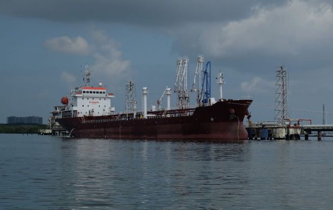 Massive oil spill its waters near Oman islands from sanctioned tanker