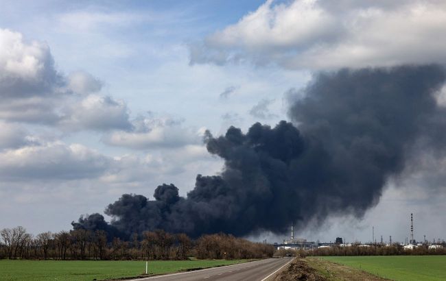 Explosions in Russian-occupied Tokmak: Ammunition depot allegedly detonating