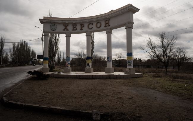 Russia attacks transport facility in Kherson: 2 killed, 4 injured