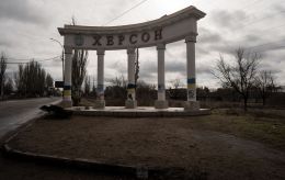 Russians hit bridge and residential buildings in Ukraine's Kherson with guided aerial bombs