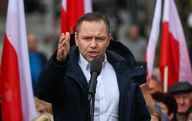 Polish presidential candidate bends to pro-Russian forces to win voter support