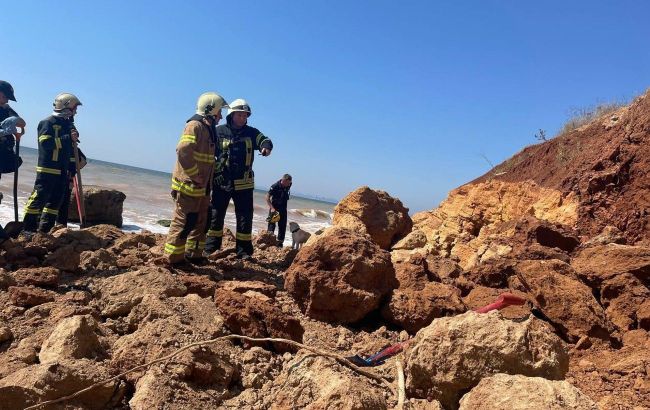 Child died over landslide along sea coast of Odesa