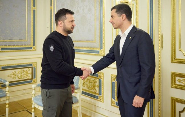 Zelenskyy talks with U.S. Secretary of Transportation: Highlights of discussions