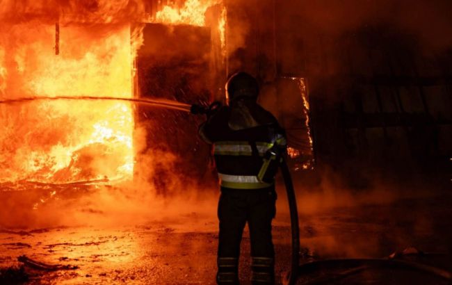 Emergency service shows aftermath of overnight Russian attack on Kyiv