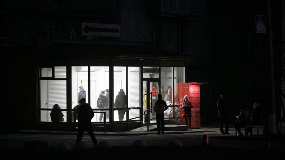 No electricity, no heat: Are blackouts forcing Ukrainians to leave their homes?
